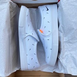 Women’s Nike slip on shoes. Sz9